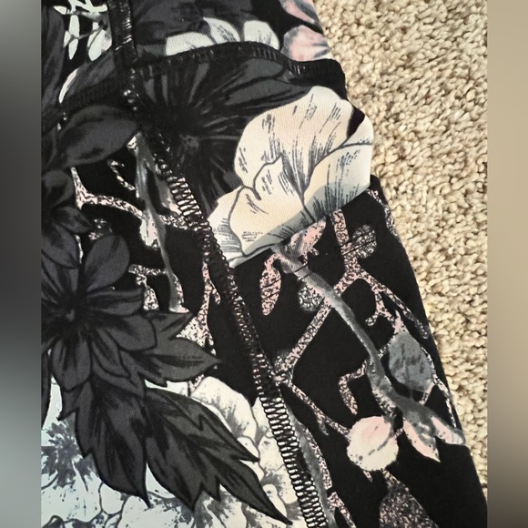 Victoria Secret Incredible Essential Legging - Picture 5 of 6